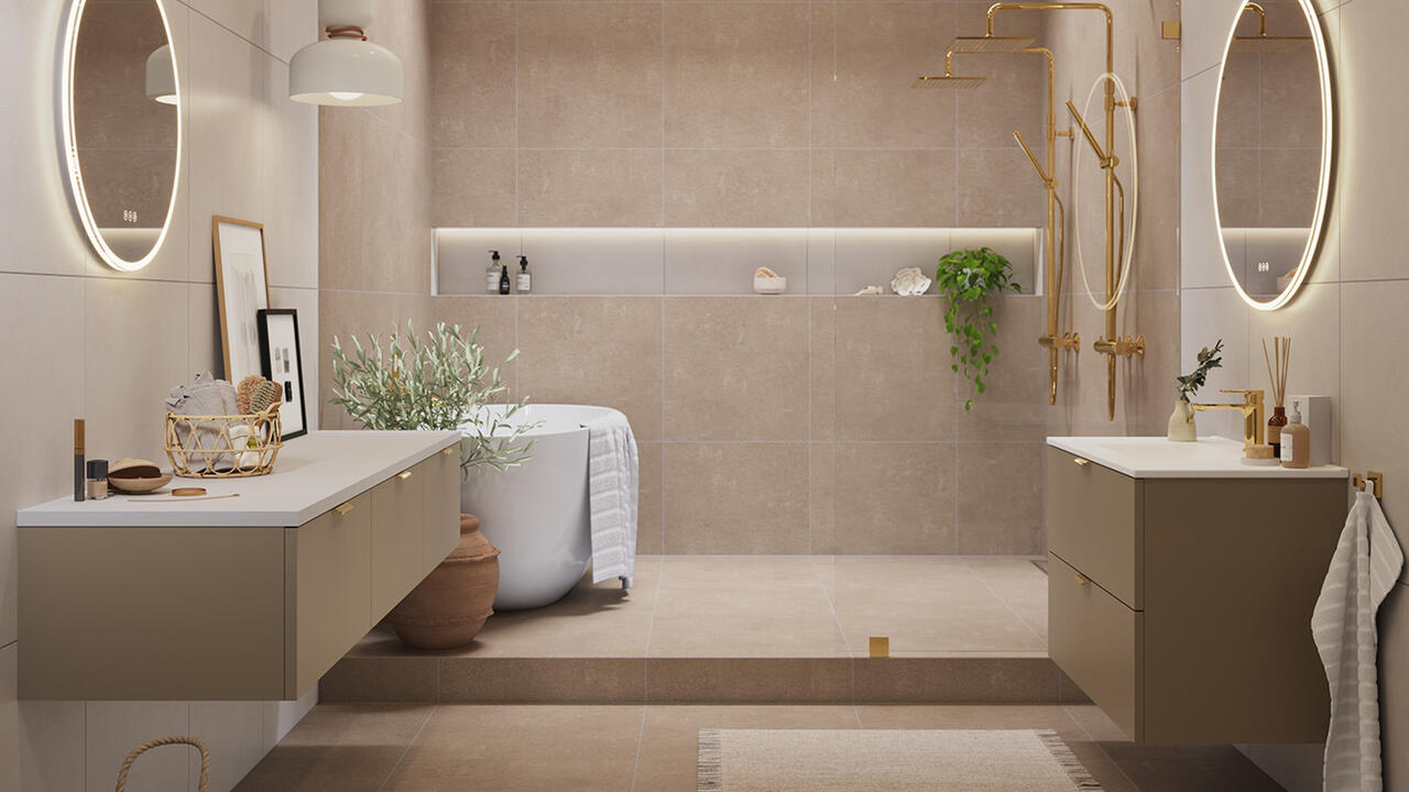 Gi ditt baderom en varm og avslappende makeover med en palett av varm beige, gull detaljer, og varme beige flis.

